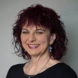 A headshot of Lori Simpson.